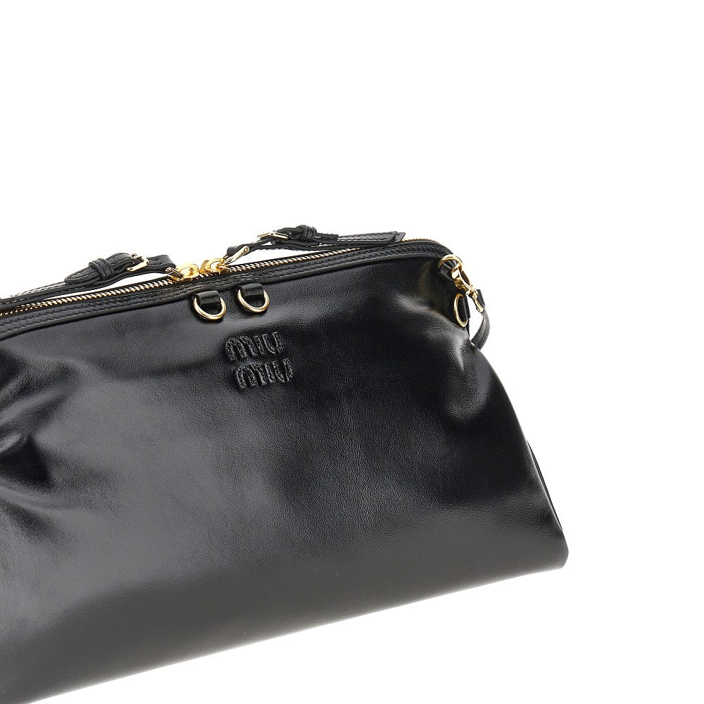 Pochette in pelle lucida con tracolle
