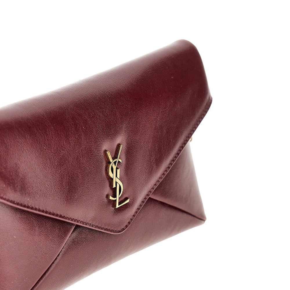 Pochette in pelle con catena