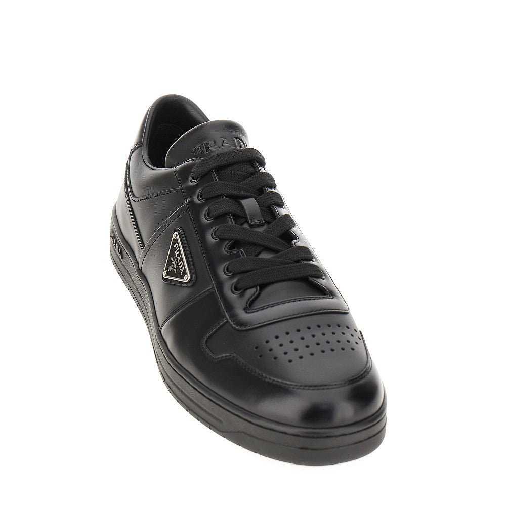 Sneakers in pelle con logo triangolo