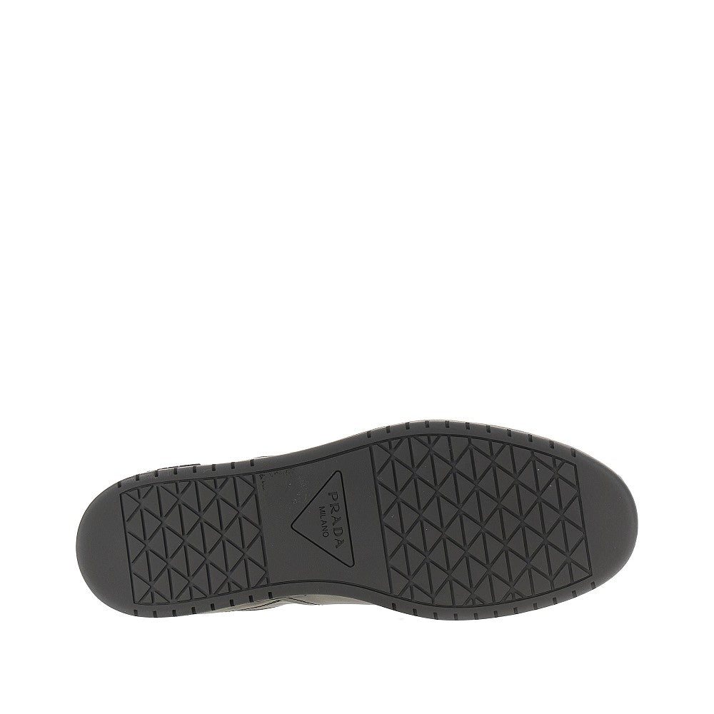 Sneakers in pelle con logo triangolo