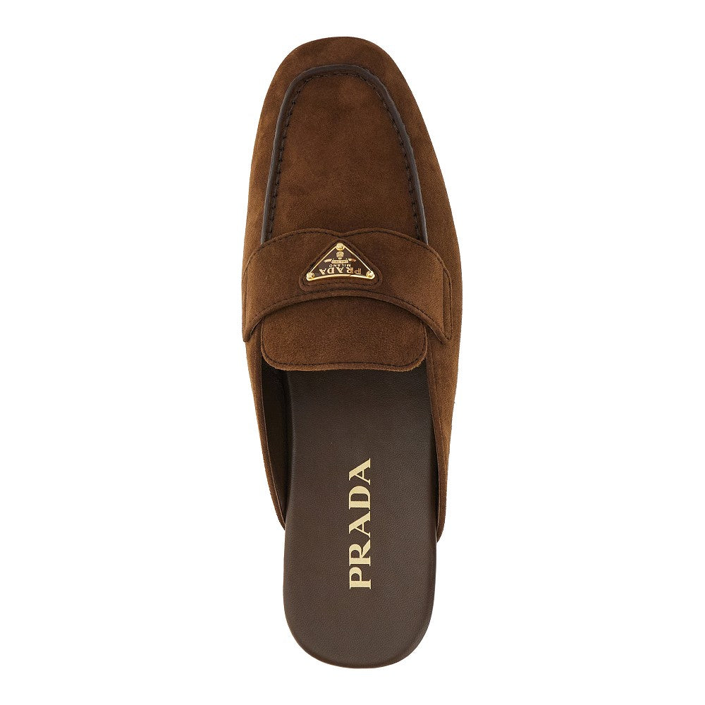 Sabot in pelle scamosciata con logo triangolo