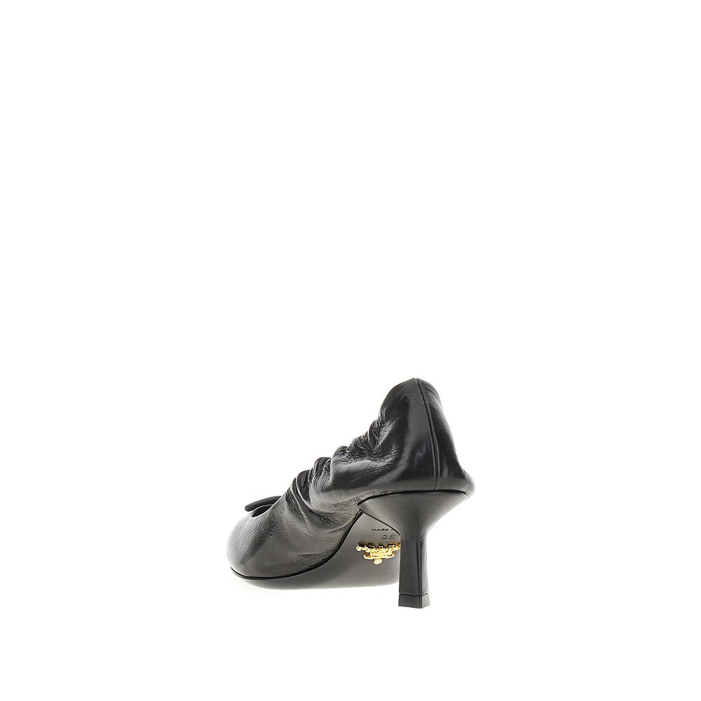 Décolleté in pelle con logo triangolo