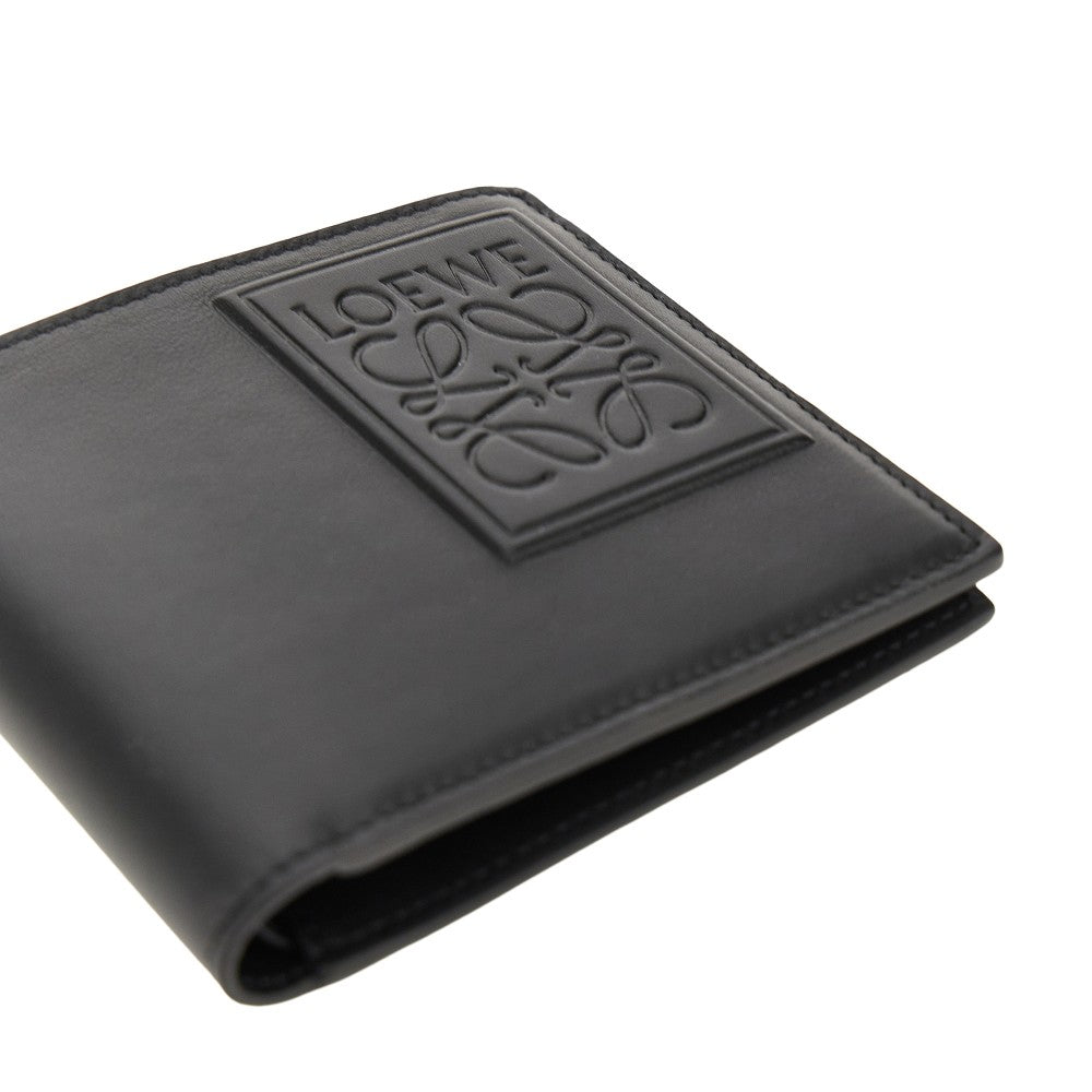 Portafoglio bi-fold con patch logo in rilievo