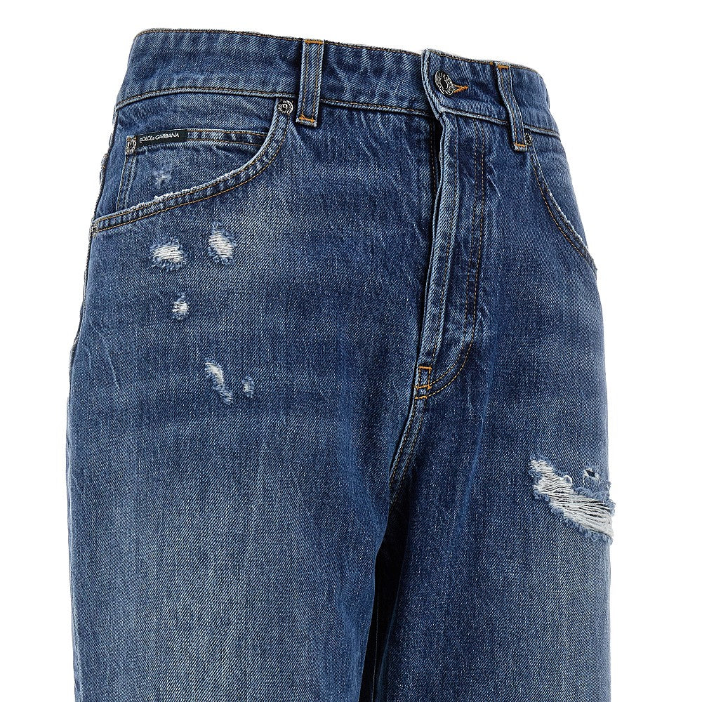 Jeans effetto consumato con placca logo