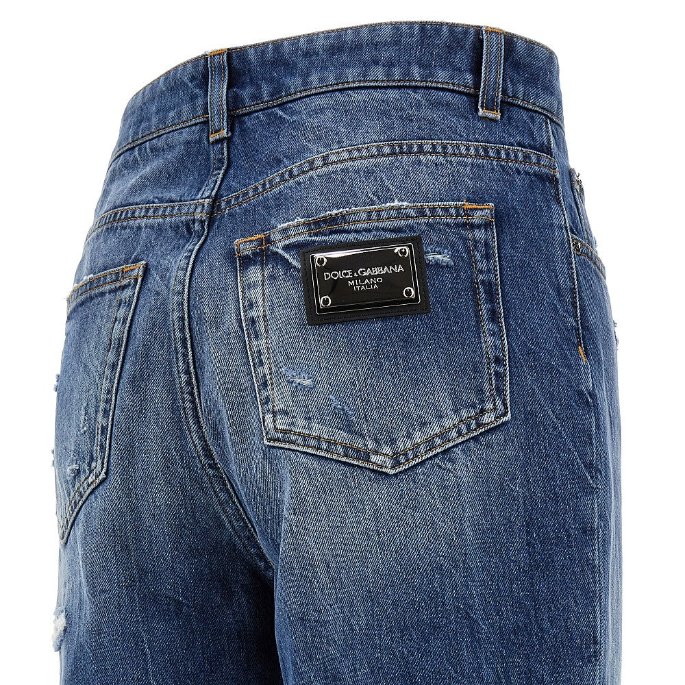 Jeans effetto consumato con placca logo