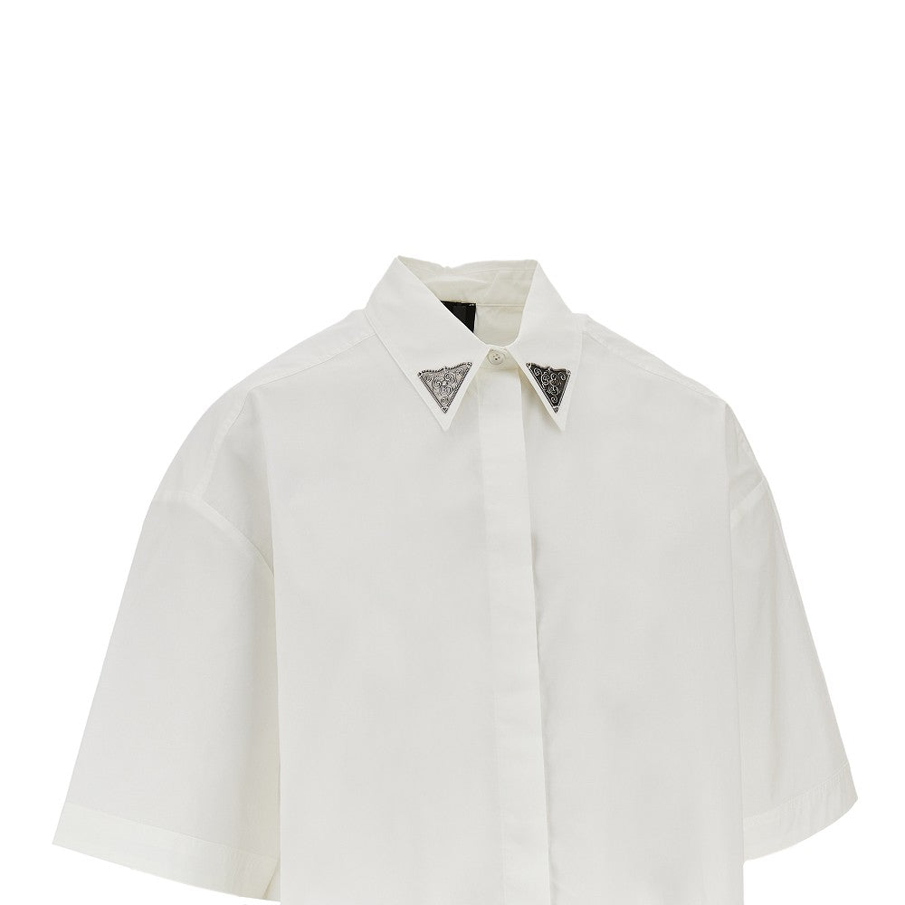 Camicia cropped con applicazioni metalliche