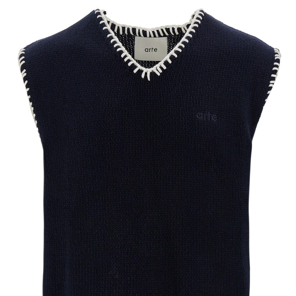 Knitted vest with embroidered edges