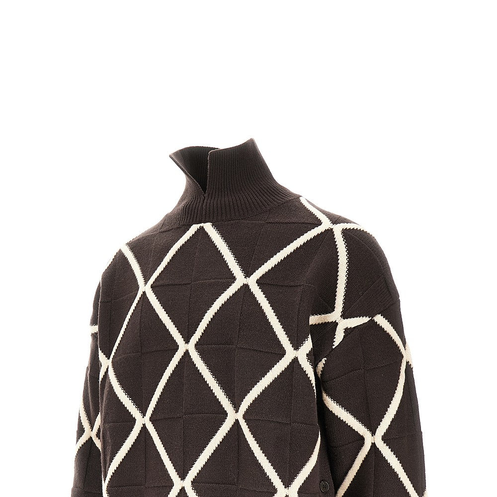 Knitted sweater with diamonds motif