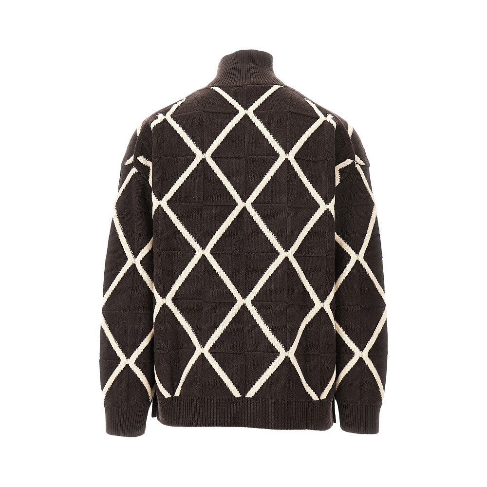 Knitted sweater with diamonds motif