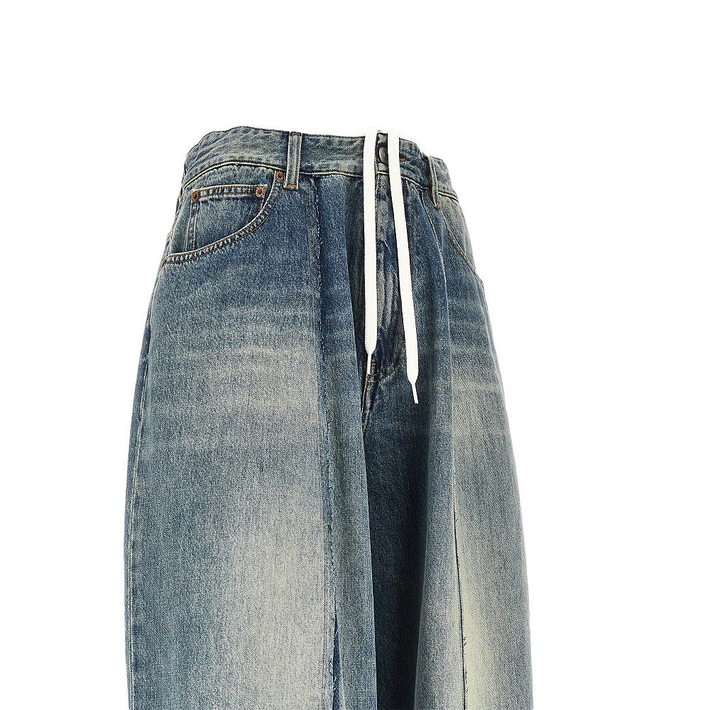 Wide leg jeans with raw-cut seams