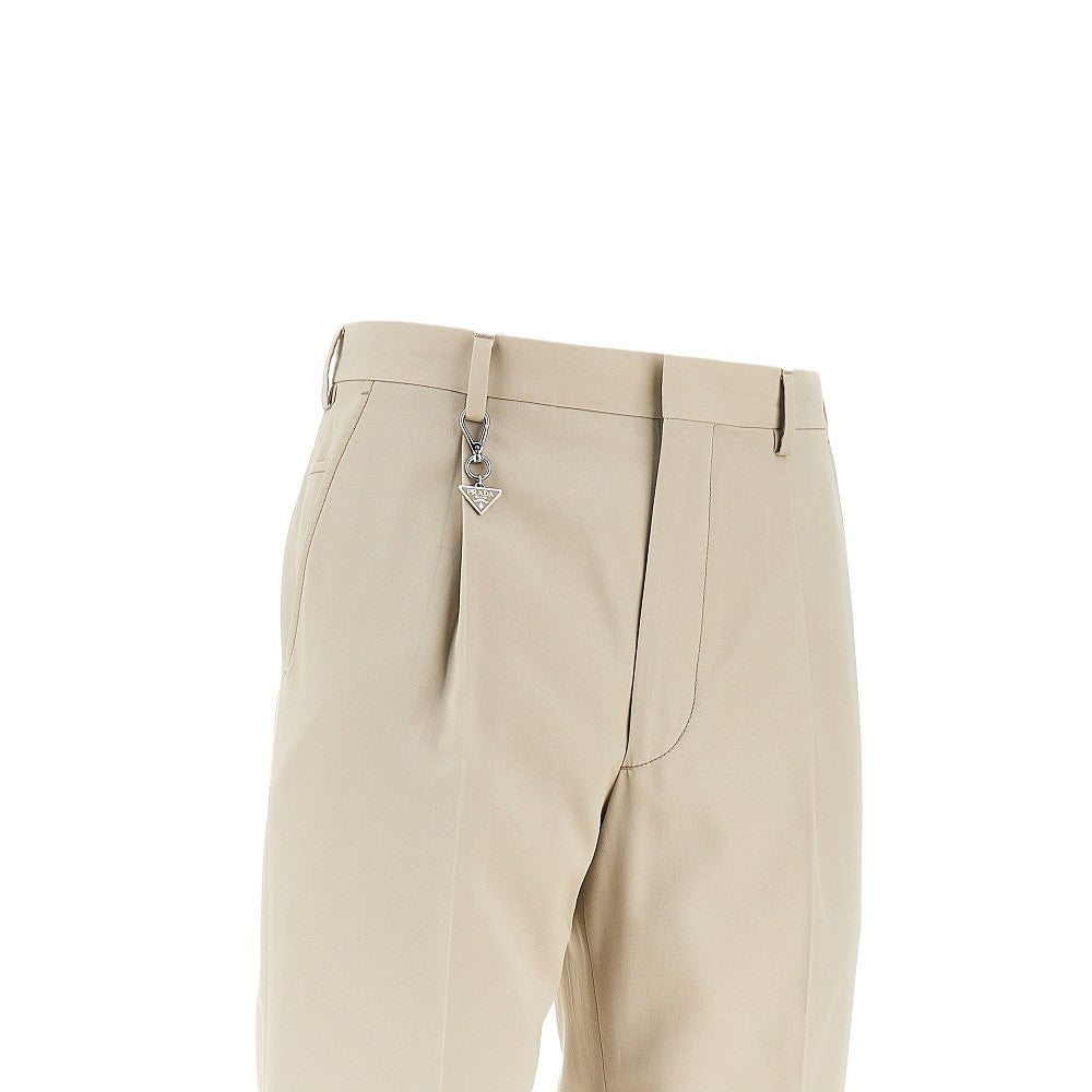 Pantalone in cotone con charm logo triangolo