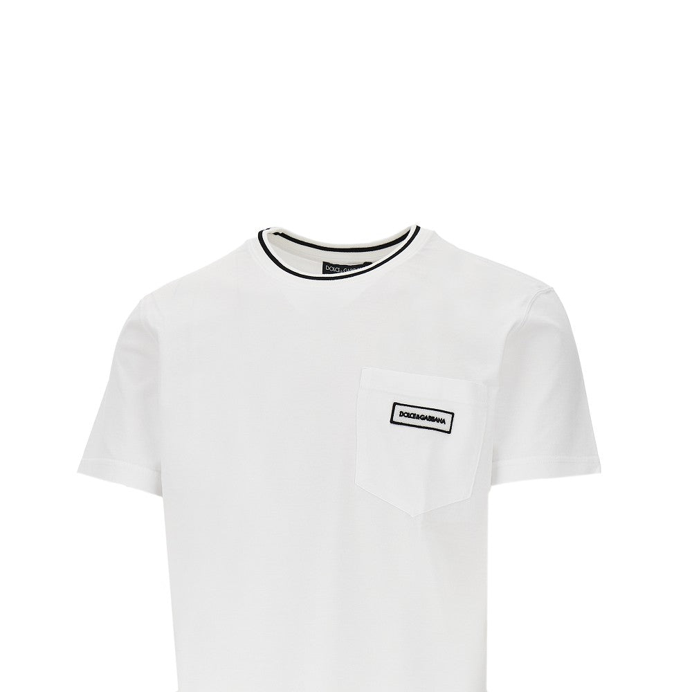 T-shirt con tasca e patch logo