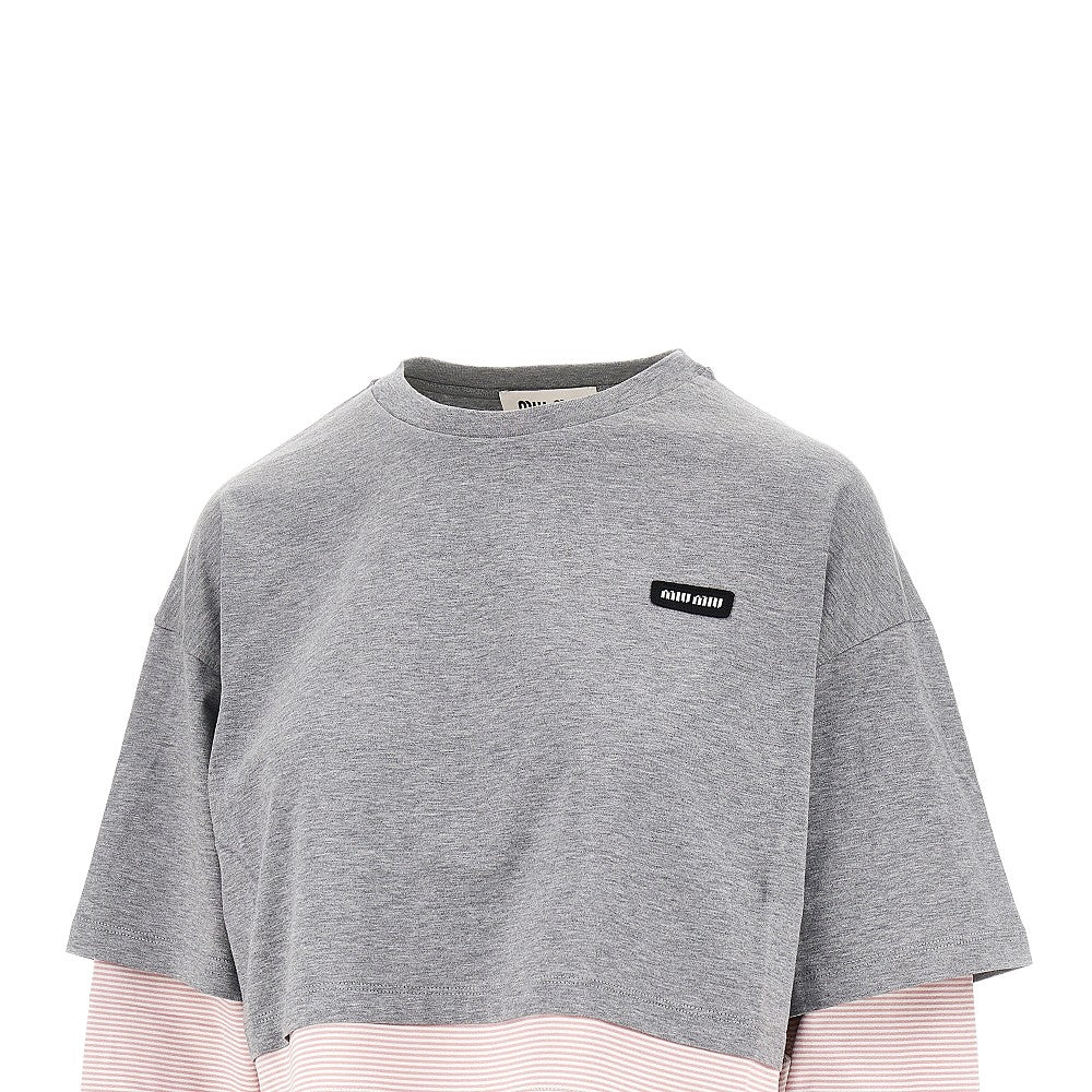 T-shirt cropped con effetto layering