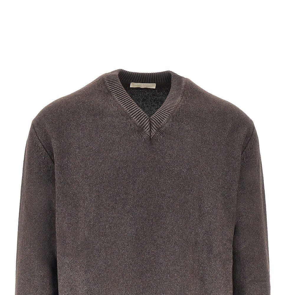Pullover scollo a V in cachemire rigenerato