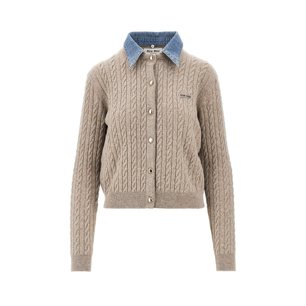 Cardigan a trecce con colletto in denim