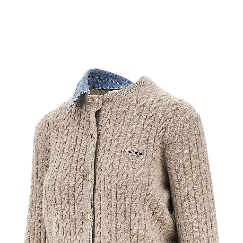 Cardigan a trecce con colletto in denim