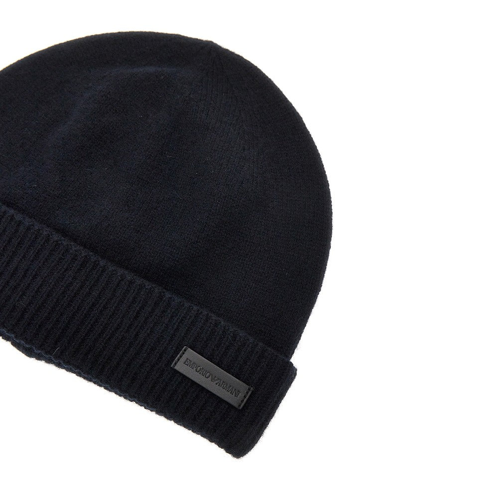 Beanie in cachemire con patch logo in pelle