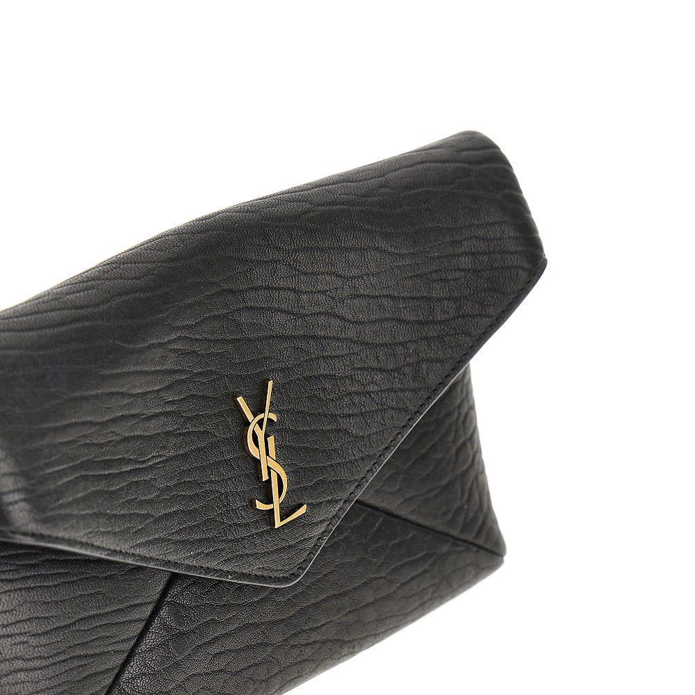 Wrinkled leather pouch with chain