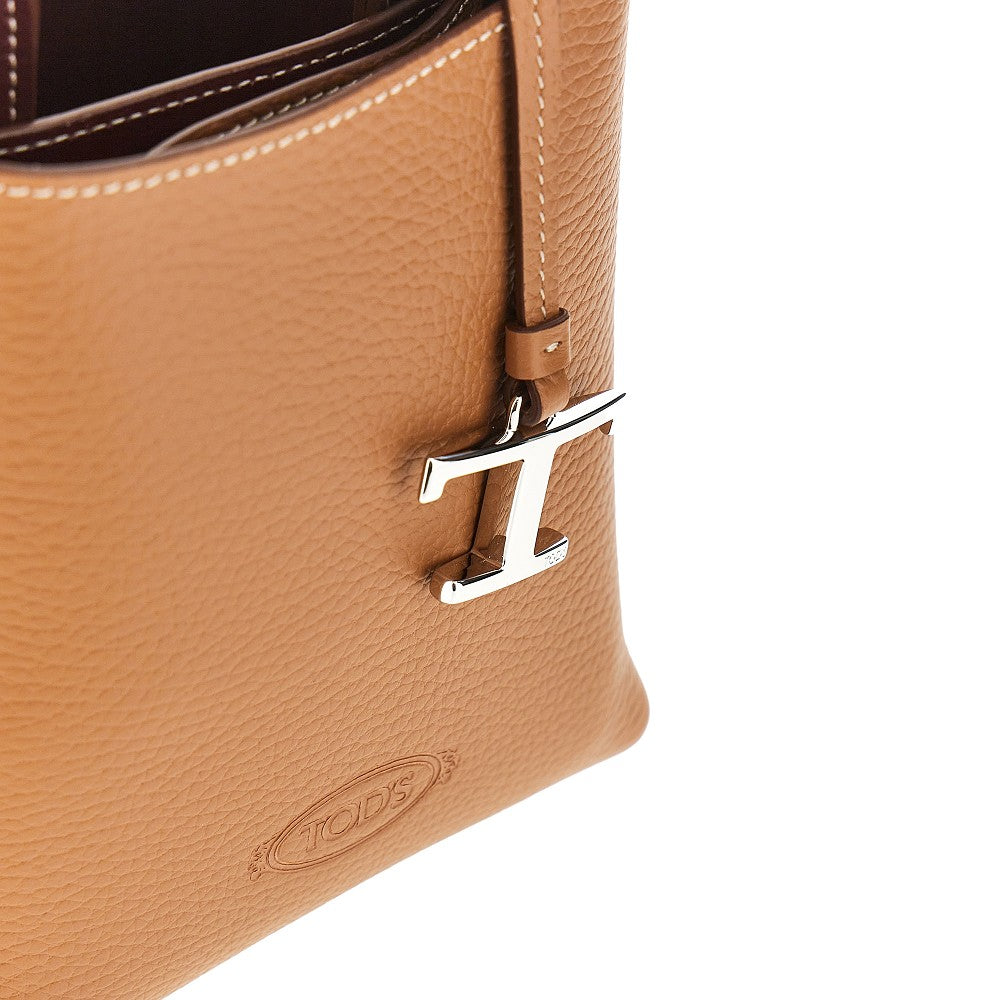 Micro bag in pelle con charm T Timeless