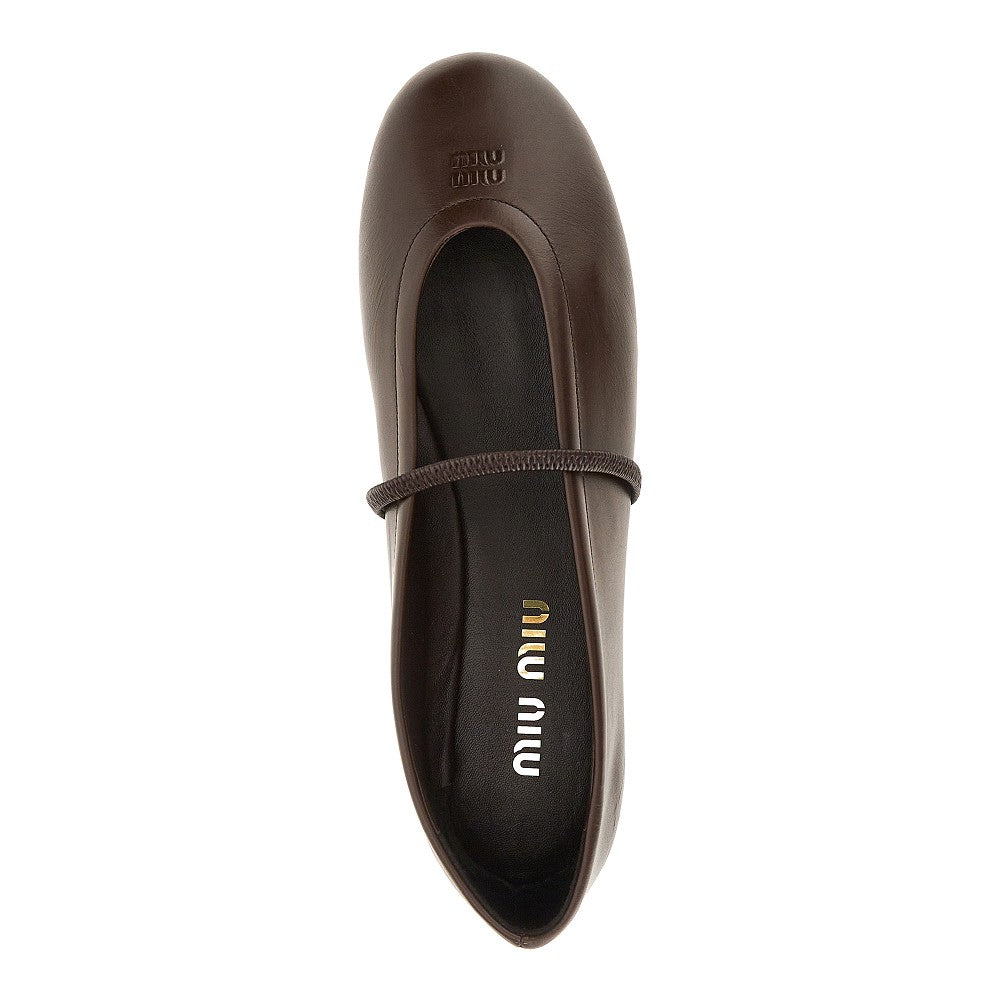 Ballerine in pelle con logo goffrato