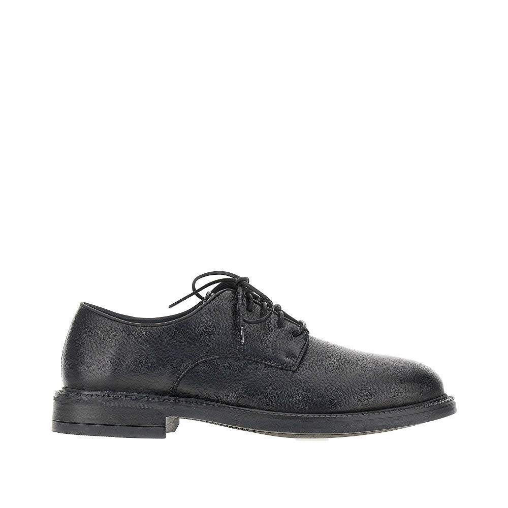 Stringate in pelle martellata
