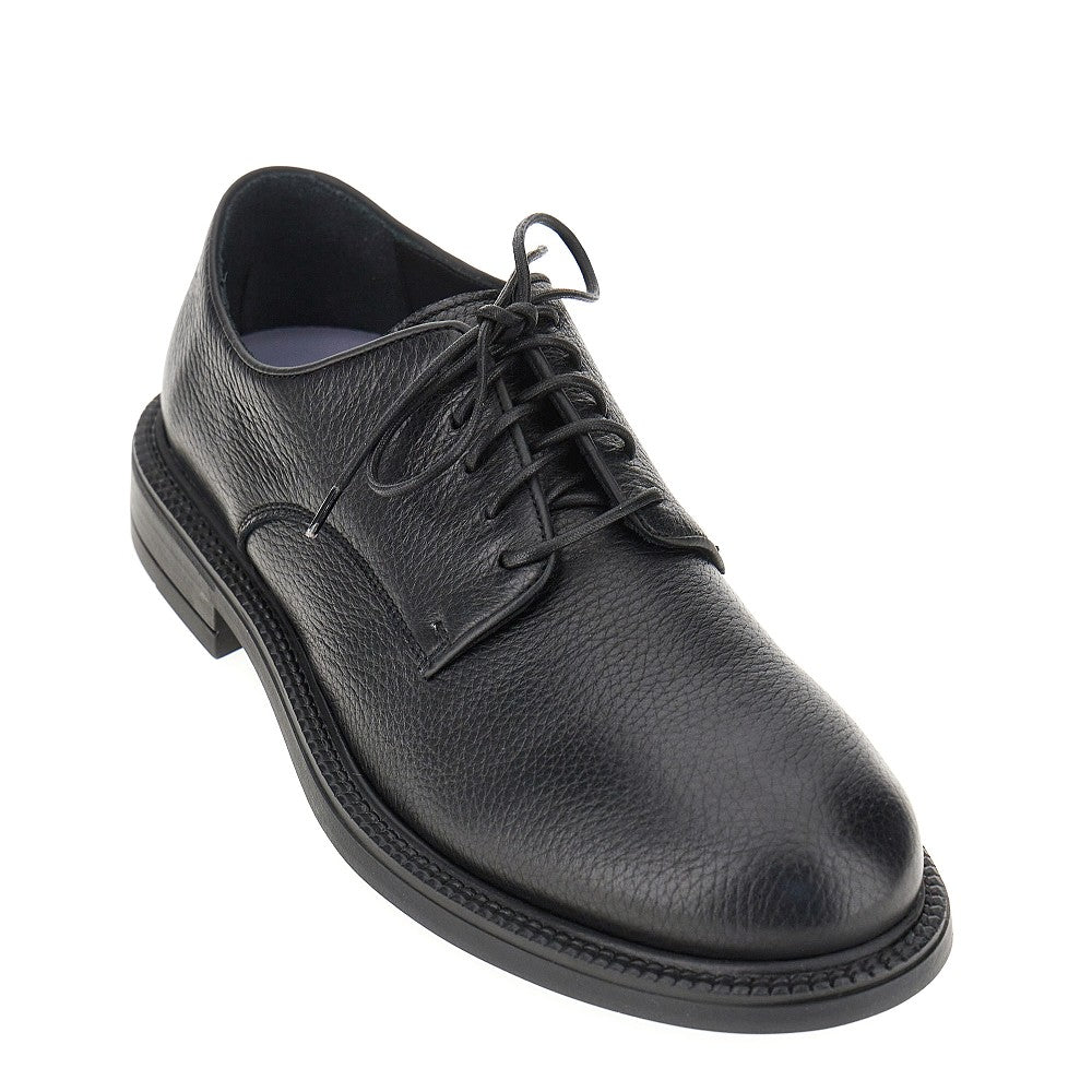 Stringate in pelle martellata