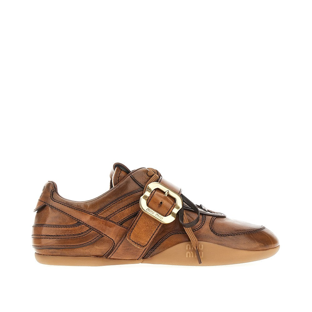 Sneakers in pelle con fibbia logata