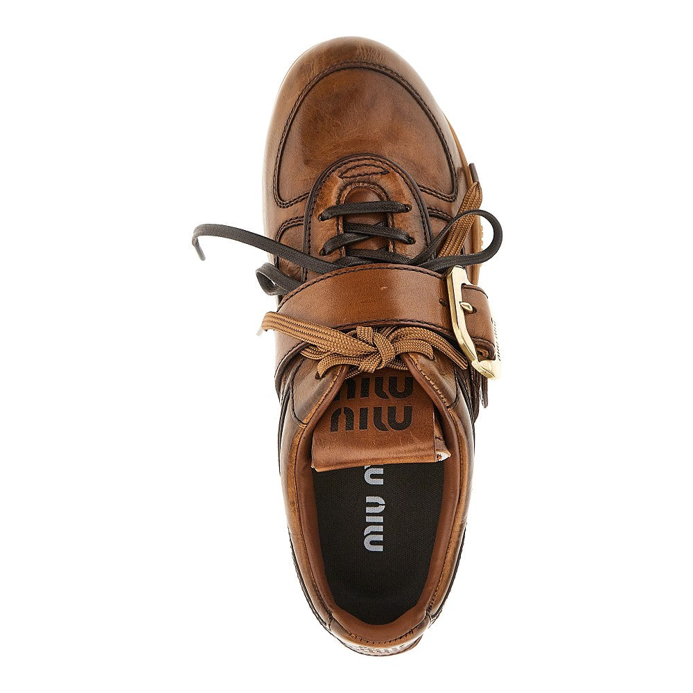 Sneakers in pelle con fibbia logata