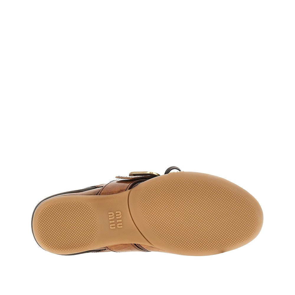 Sneakers in pelle con fibbia logata