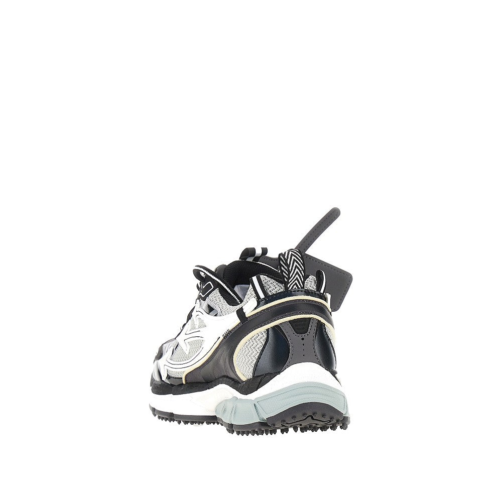 Sneakers 'Ow Be Right Back'