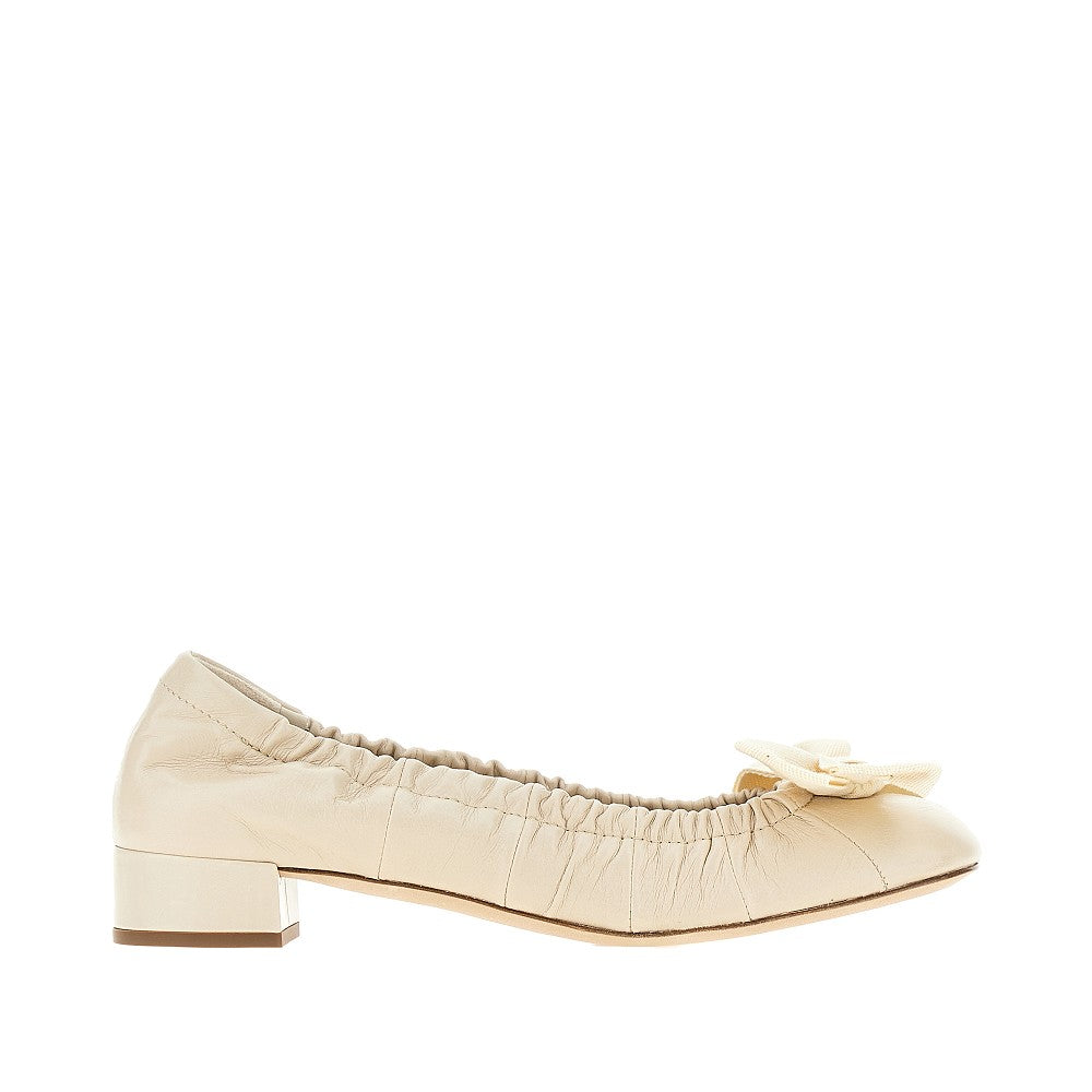 Ballerine in pelle con tacchetto