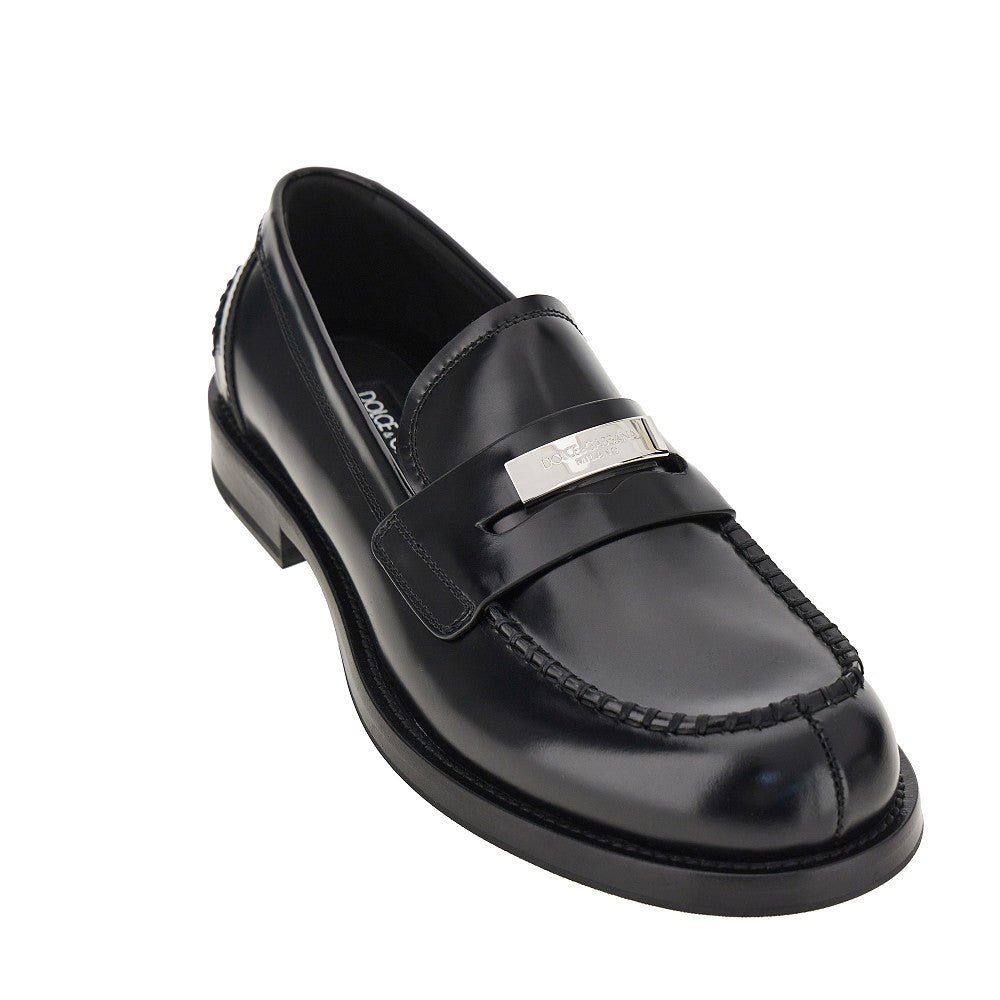 Logo plate leather loafers