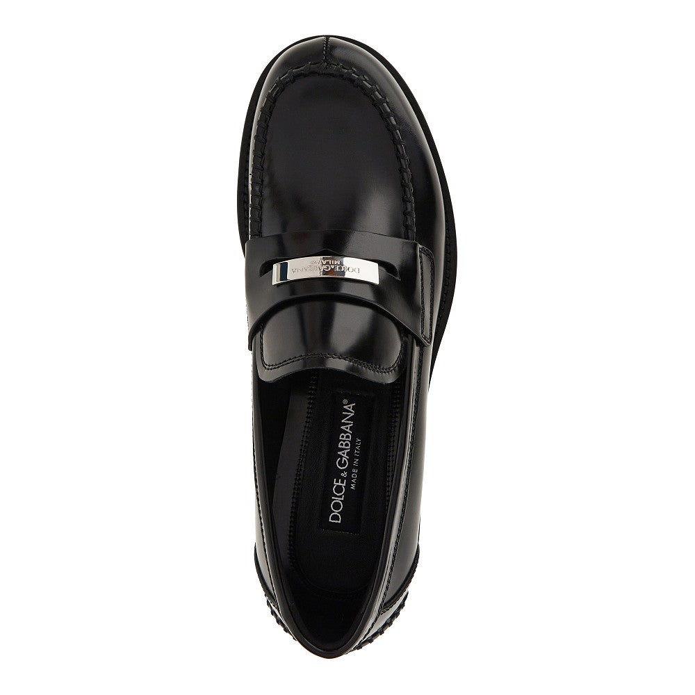 Logo plate leather loafers