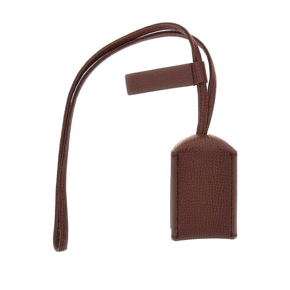 Charm in pelle martellata con targhetta logo