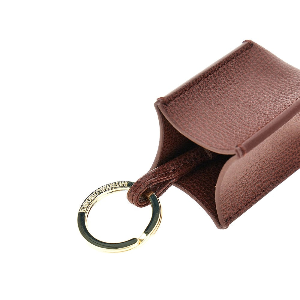 Charm in pelle martellata con targhetta logo