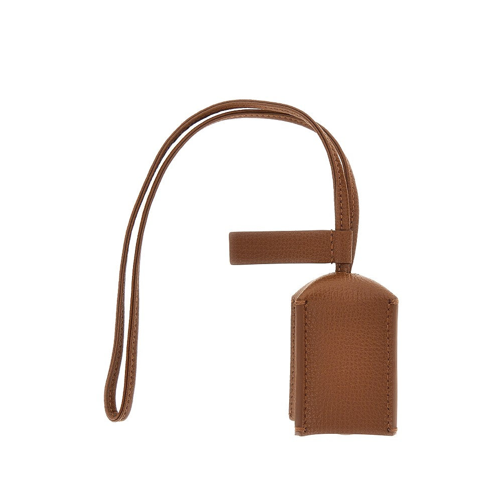 Charm in pelle martellata con targhetta logo