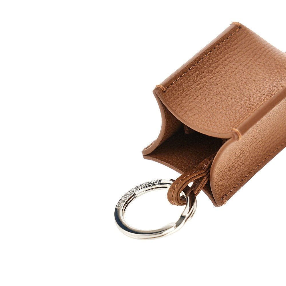 Charm in pelle martellata con targhetta logo