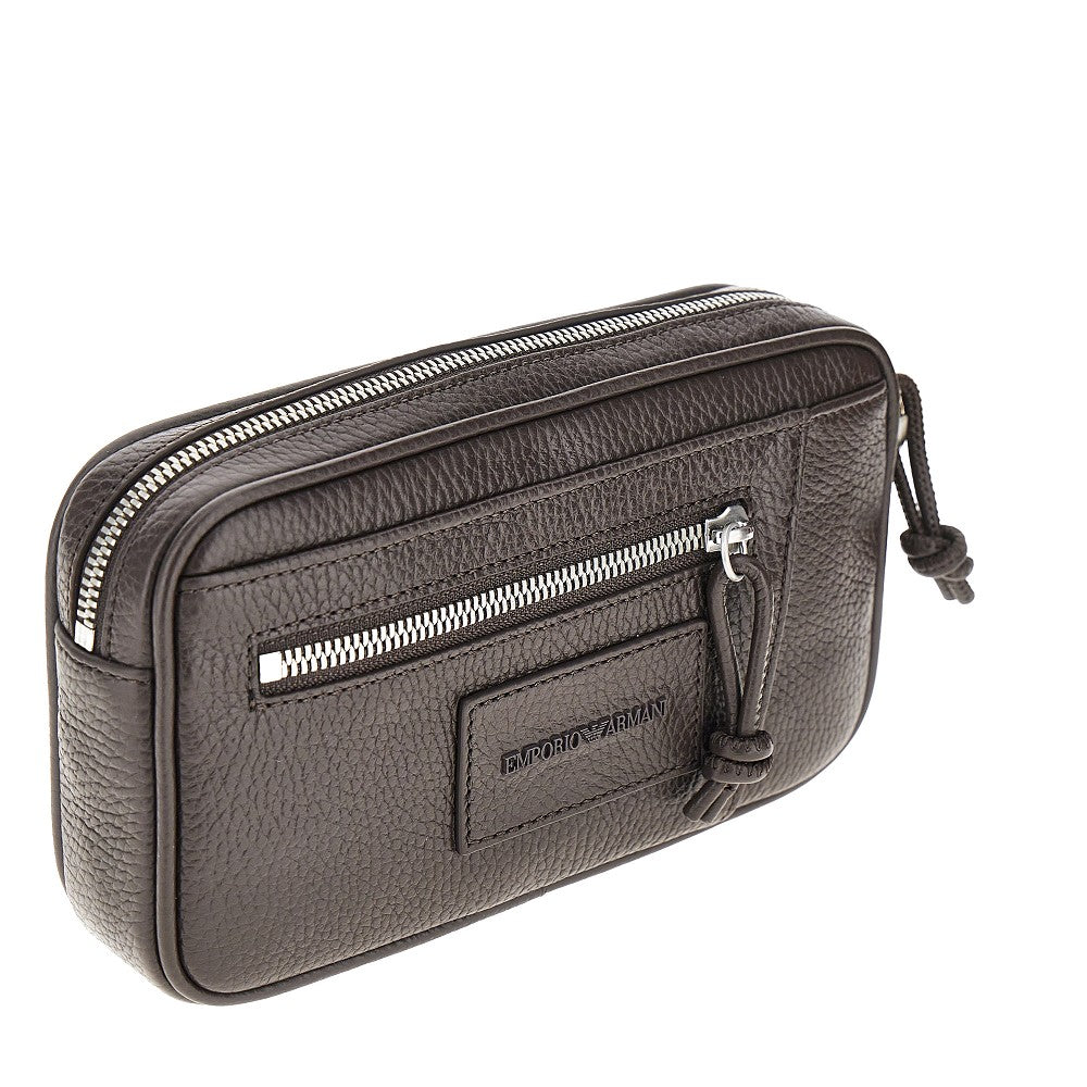 Pouch in pelle martellata