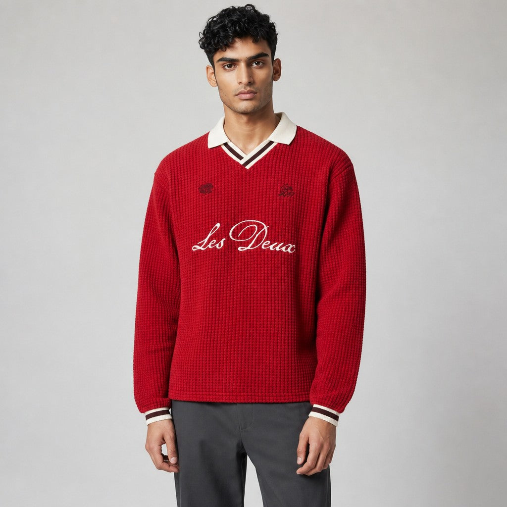 Polo RBoutique in maglia rossa a manica lunga con lavorazione waffle, colletto a contrasto e logo ricamato sul petto.